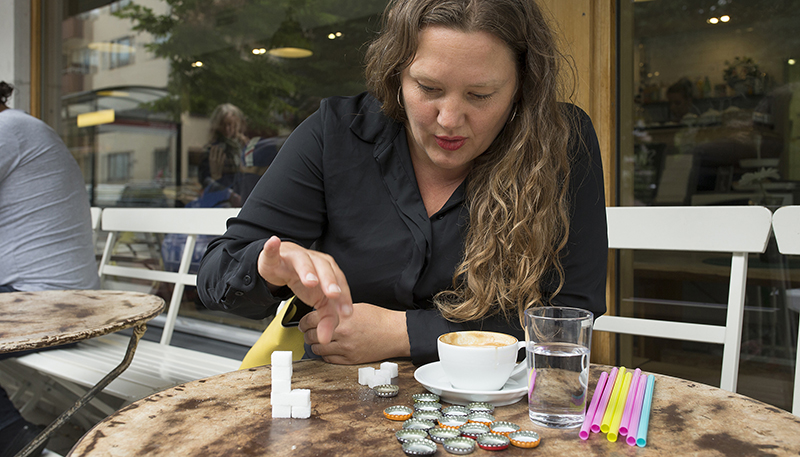 Anna Rosling staplar sockerbitar