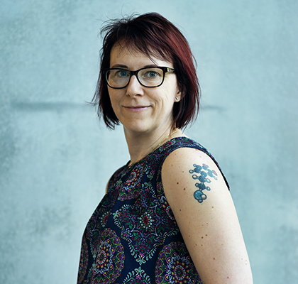 Sara Riggare har en dopamin-molekyl tatuerad på armen